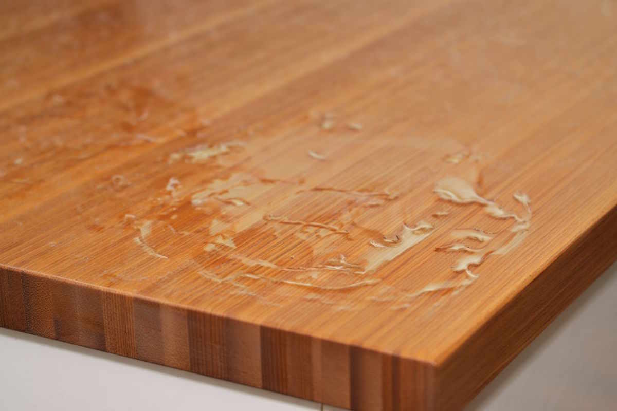 Plan de travail en bois abîmé par l'eau: solutions efficaces et rapides